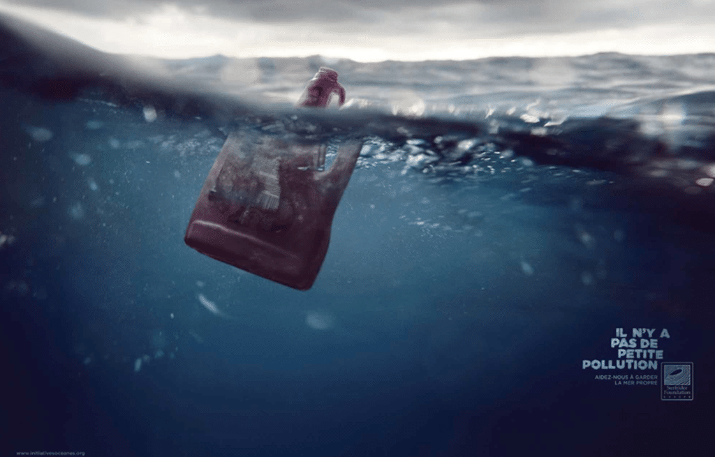 Affiche de campagne : un bidon en plastique flotte entre deux eaux sous un ciel gris, avec le slogan « Il n’y a pas de petite pollution ».