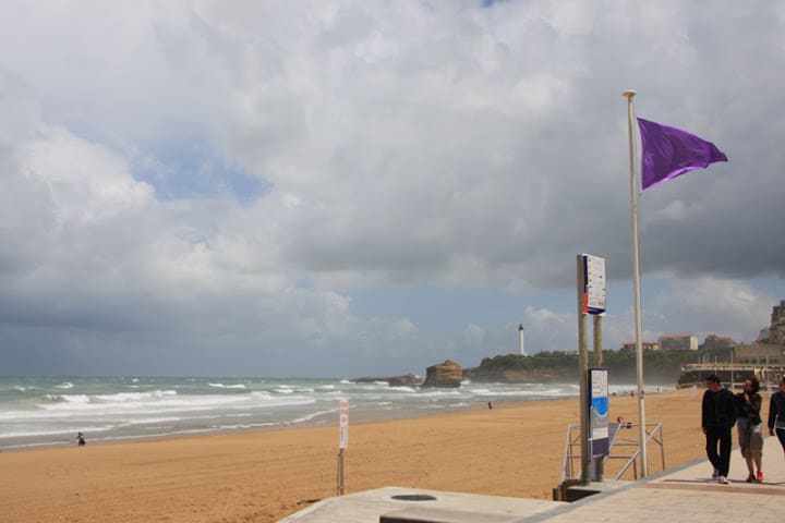 Un drapeau violet flotte sur la Grande Plage de Biarritz, signalant une interdiction de baignade pour pollution