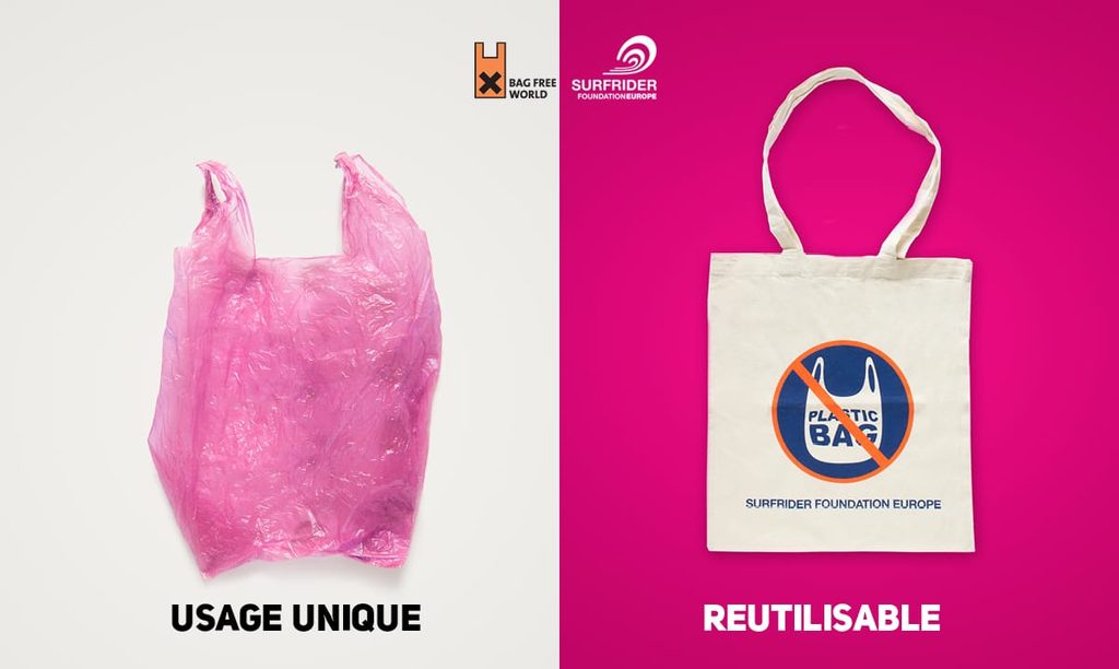 Affiche en deux parties : à gauche, un sac plastique rose froissé sur fond blanc, légendé « Usage unique » ; à droite, un sac en tissu blanc avec le logo « Plastic bag » barré, sur fond rose, légendé « Réutilisable ».