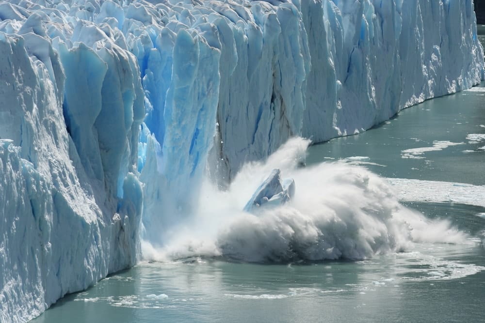 Un pan de glacier s’effondre dans l’eau dans une gerbe d’écume