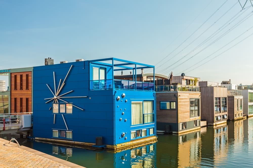 Maisons flottantes modernes et colorées, posées sur l’eau d’un canal aux Pays-Bas