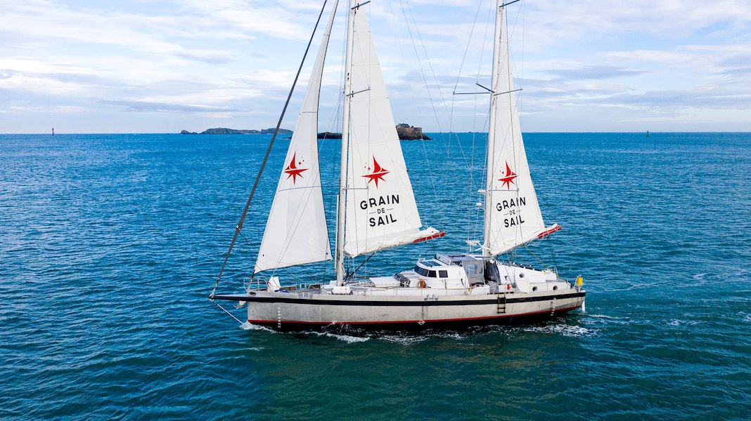 Le voilier-cargo de Grain de Sail naviguant toutes voiles dehors en pleine mer.
